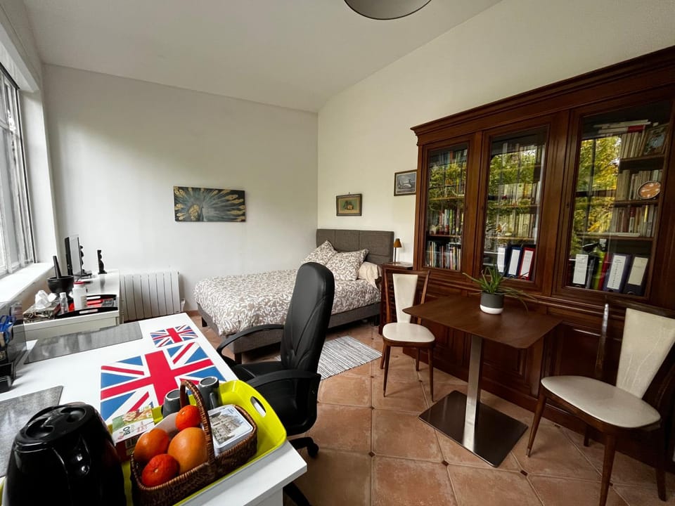 Library, Coffee/tea facilities, Living room, Food and drinks, Seating area, Dining area, Food