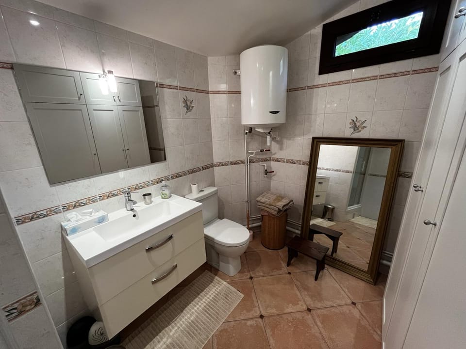 Shower, Toilet, Bathroom, towels