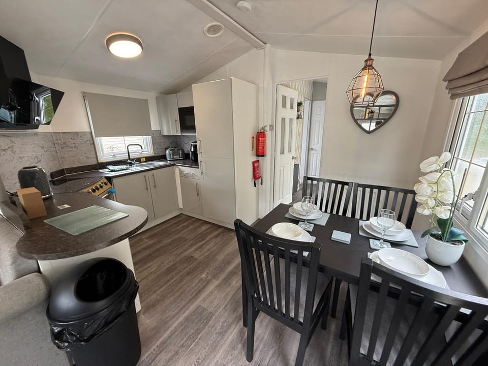 Palm Grove 2- Golden Palm - Pet friendly, WiFi, bed linen, central heating - Meadow Lakes Caravan & Lodge Hire House in Chapel Saint Leonards
