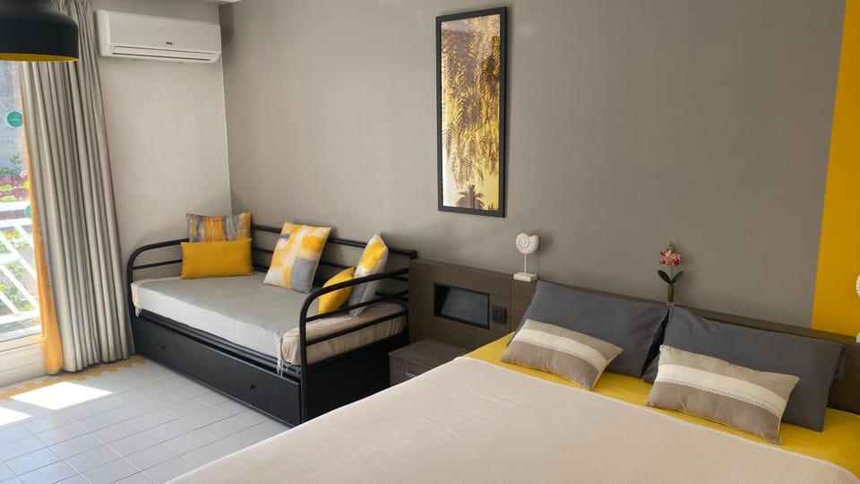 Living room, Photo of the whole room, Seating area, Bedroom