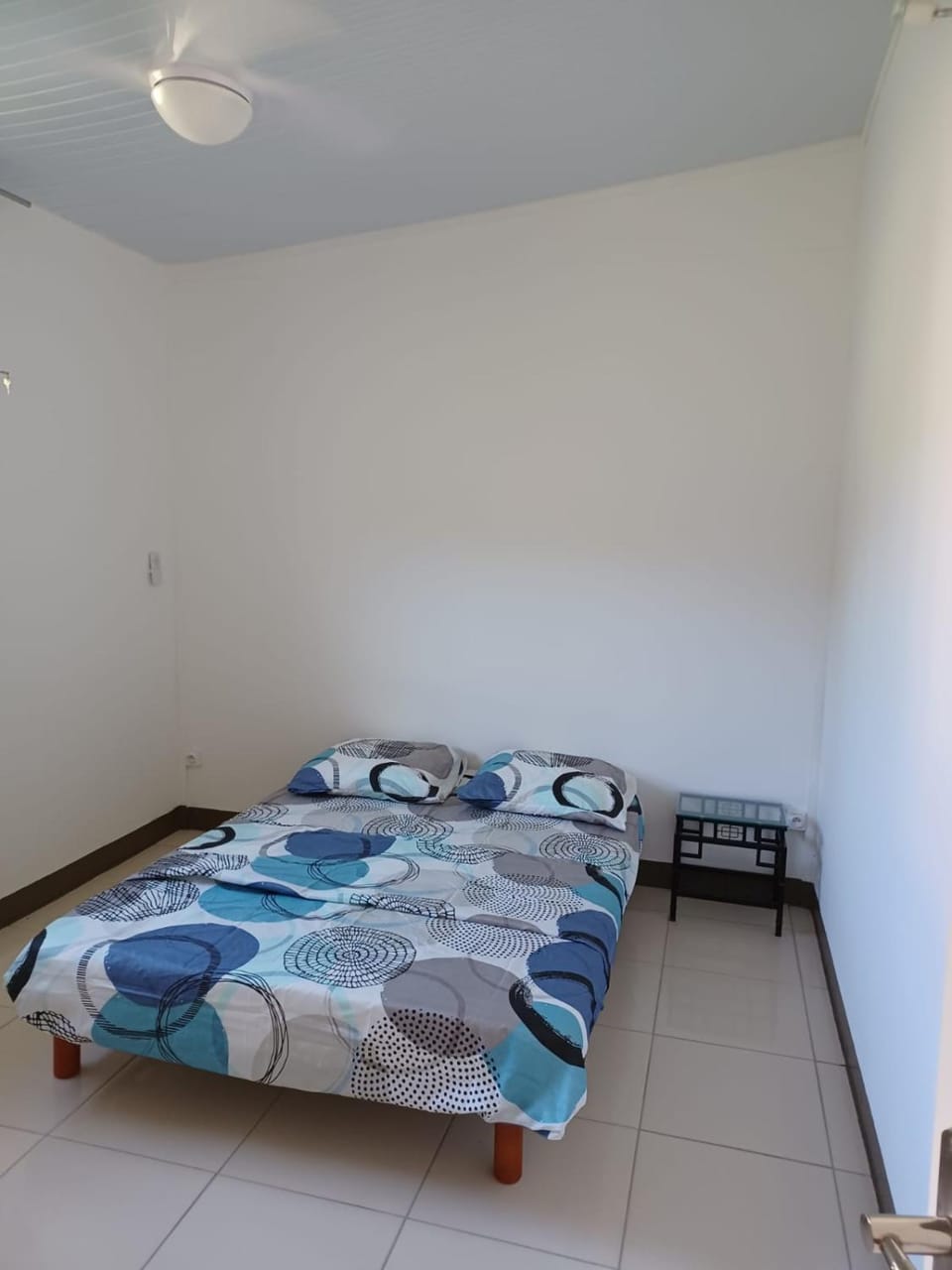 Bed, Photo of the whole room, fireplace