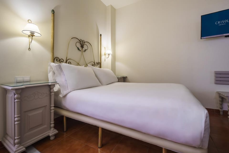 Bed, TV and multimedia, Photo of the whole room