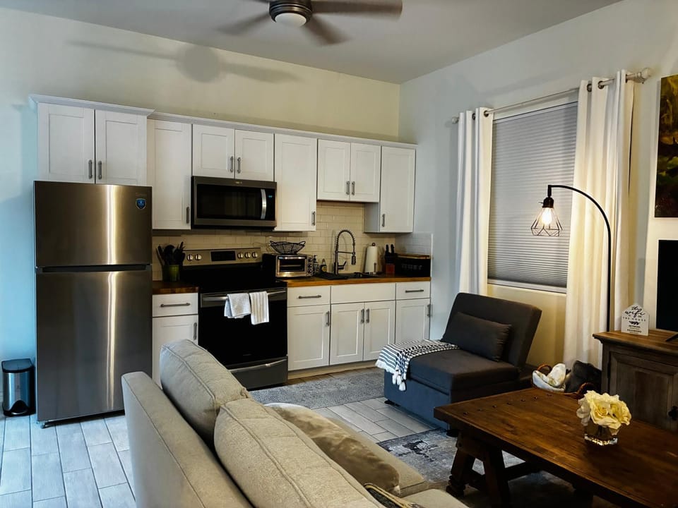 Beautiful Private Casita/Guesthouse w/ Kitchen, Access to Pool/Spa House in Goodyear