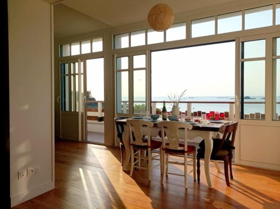 Vue sur Mer panoramique, accès direct plage Villa in St-Malo