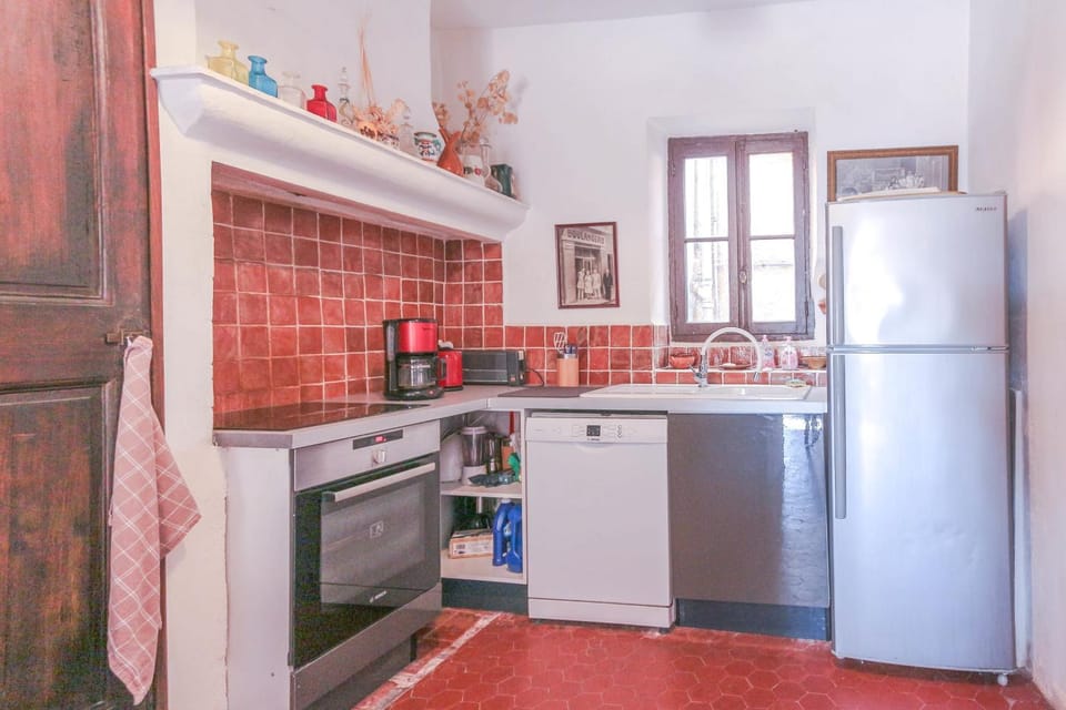 Kitchen or kitchenette, dishwasher, pet friendly, stove, toaster