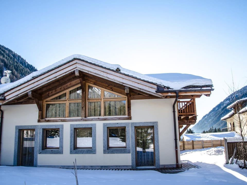 Superbe chalet 4 étoiles 8 pers, proche pistes, Wi-Fi, parking - FR-1-343-184 Chalet in Chamonix