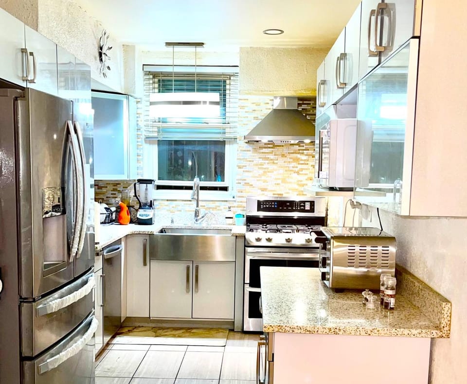 LGA airport 3 mins, Vacation 3 BR Duplex House, Parking and private backyard, 9mins subway! House in Jackson Heights