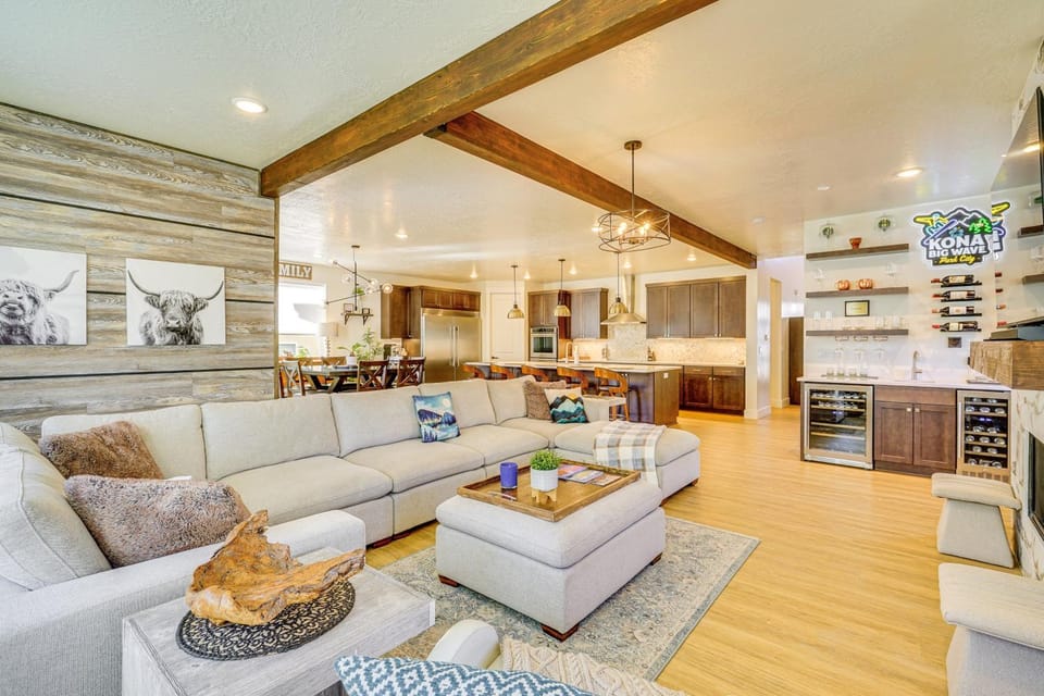 Stunning Home w/ Hot Tub Near Park City Skiing! House in Snyderville