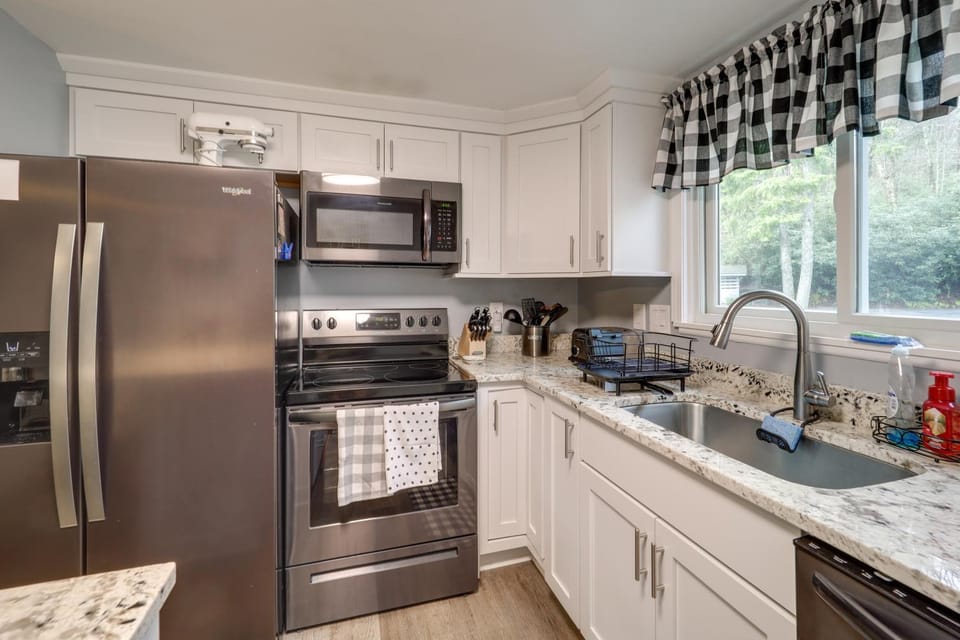 Walk to Ski Resort! Sugar Mtn Haven w/ Lake Views House in Sugar Mountain