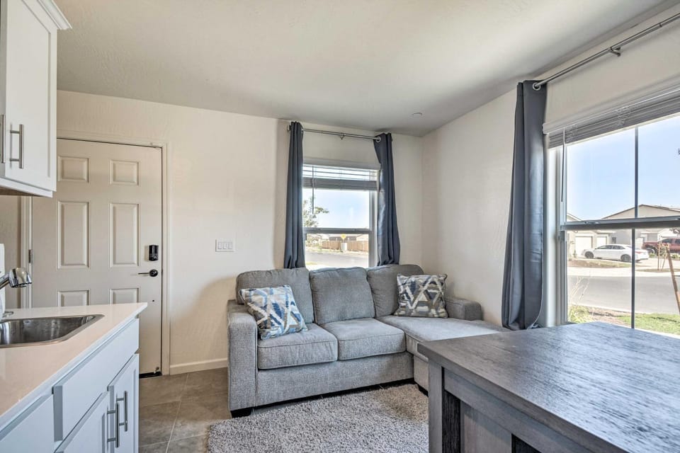 Contemporary Los Banos Studio Less Than 3 Mi to Dtwn! Apartment in Los Banos