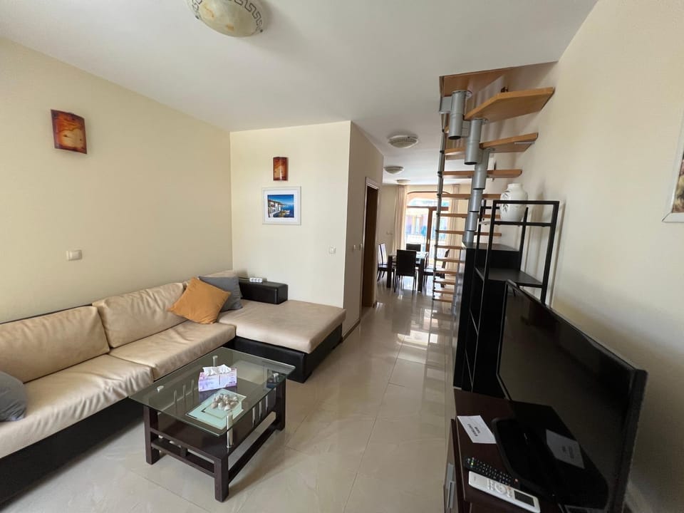Communal lounge/ TV room, Living room, Seating area