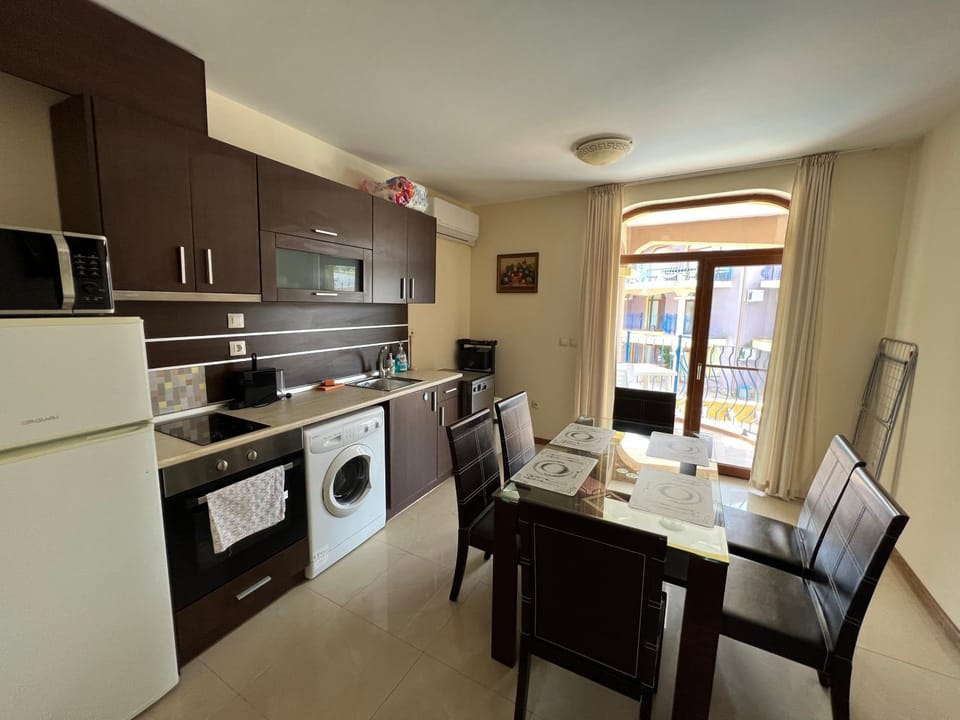 Kitchen or kitchenette, Dining area, minibar, pet friendly, stove, washing machine