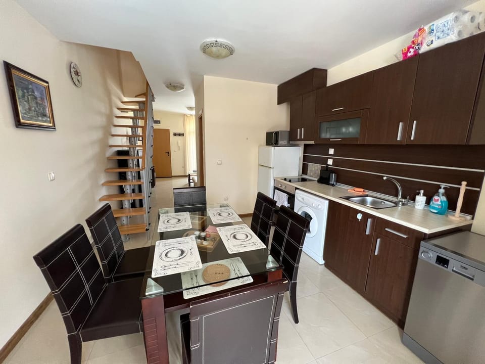 Kitchen or kitchenette, Dining area, dishwasher, minibar, pet friendly, stove