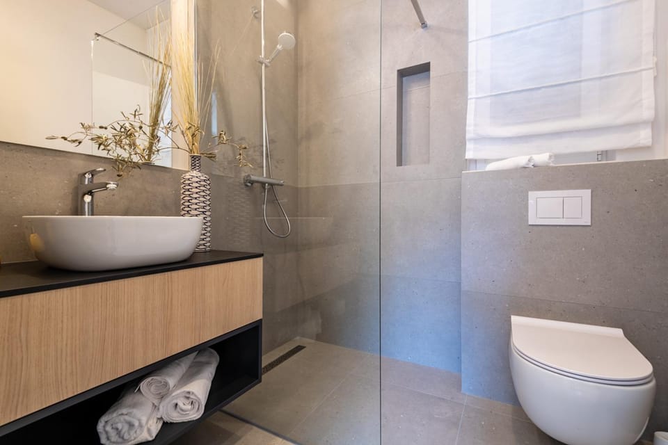 Shower, Toilet, Bathroom, towels