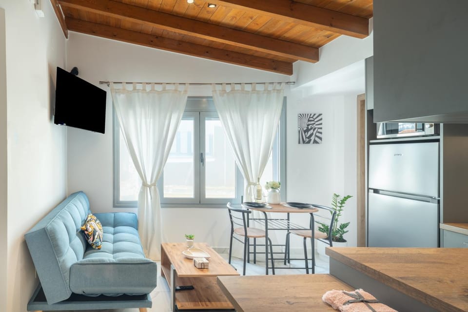 Communal lounge/ TV room, TV and multimedia, Kitchen or kitchenette, Living room, Seating area, Dining area