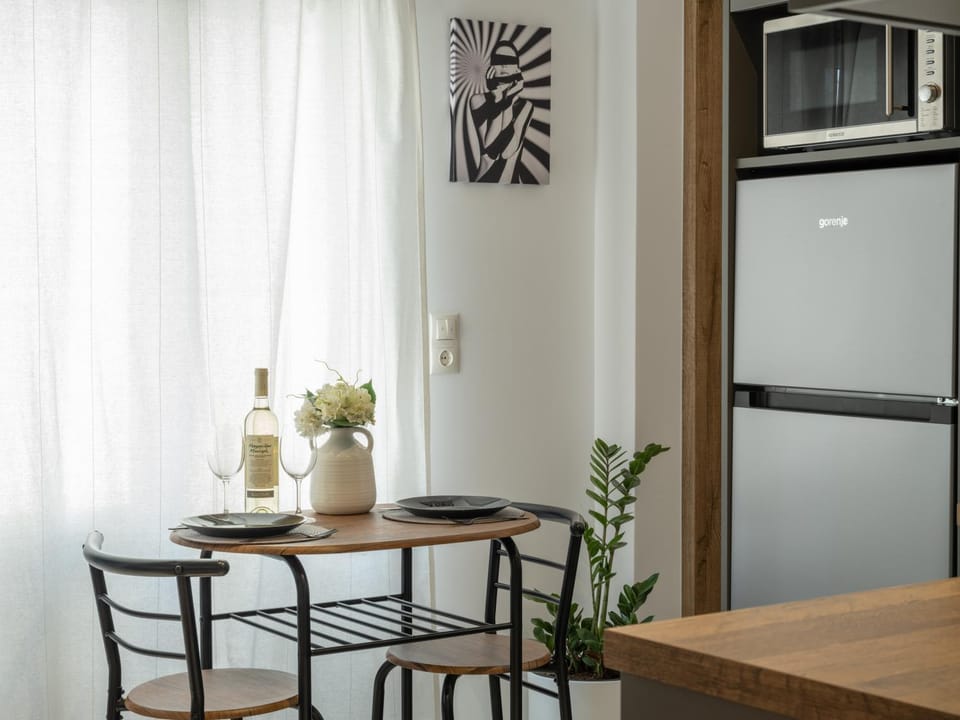Kitchen or kitchenette, Dining area