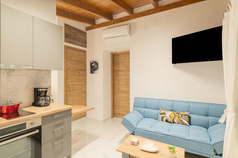 TV and multimedia, Coffee/tea facilities, Kitchen or kitchenette, Living room, Seating area, air conditioner