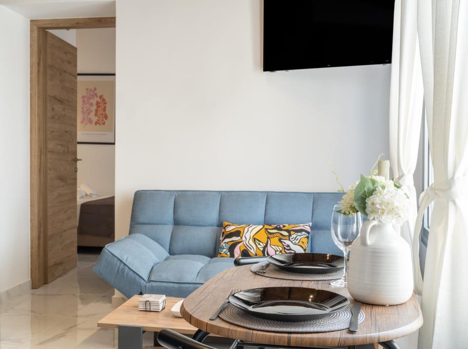 TV and multimedia, Living room, Seating area, Dining area