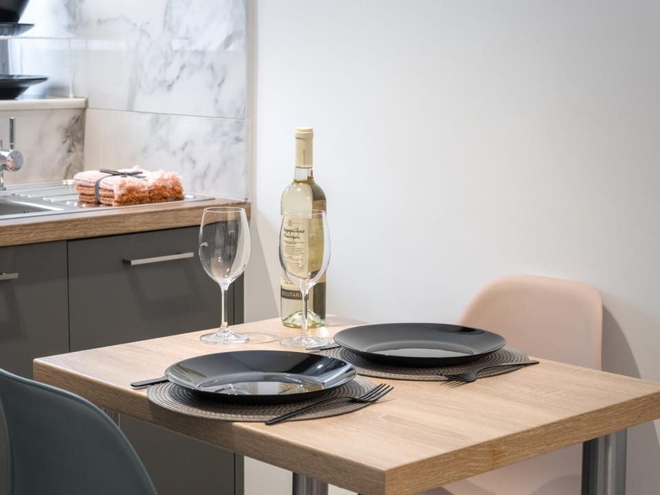 Kitchen or kitchenette, Dining area