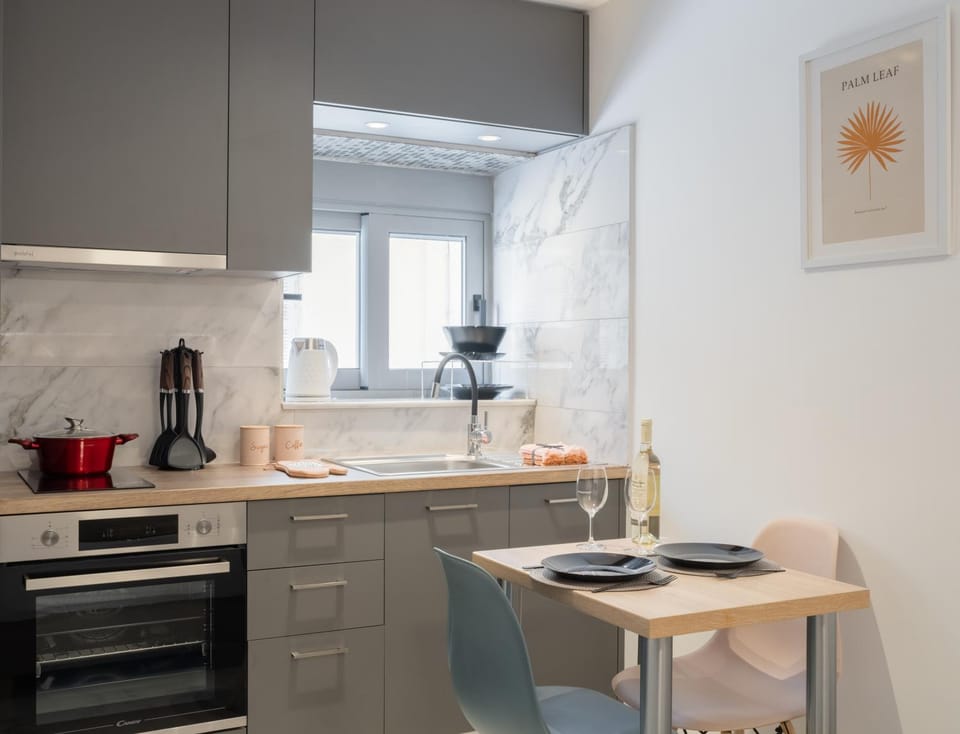 Kitchen or kitchenette, Dining area, oven, stove