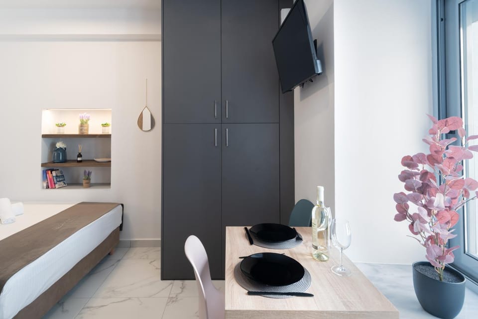 Bed, TV and multimedia, Dining area, Bedroom, wardrobe