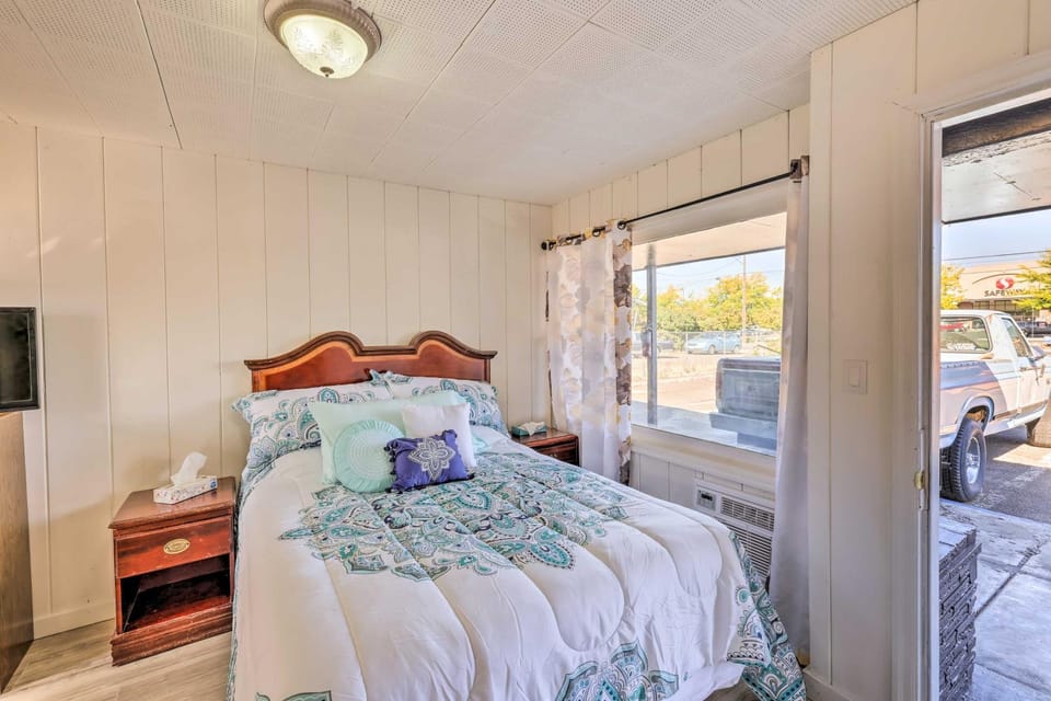 Quaint Dtwn La Grande Studio about 1 Mi to EOU! Apartment in La Grande