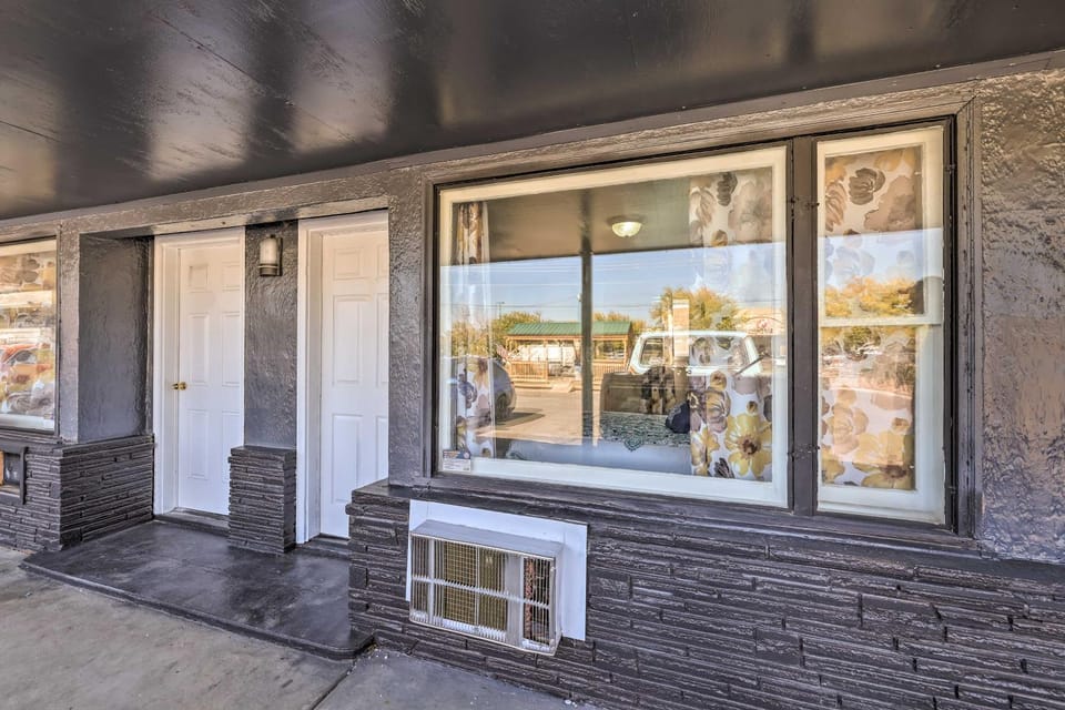 Quaint Dtwn La Grande Studio about 1 Mi to EOU! Apartment in La Grande