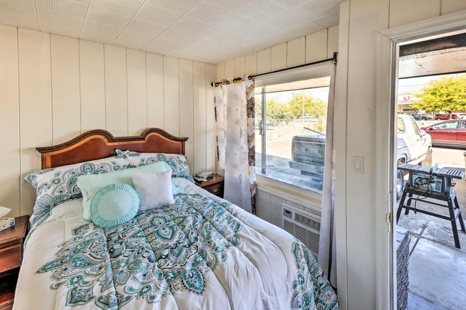 Quaint Dtwn La Grande Studio about 1 Mi to EOU! Apartment in La Grande