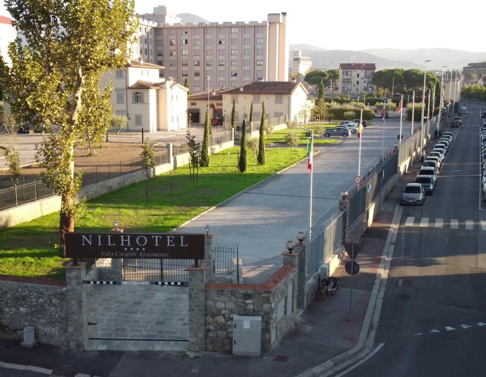 Facade/entrance, Day, Neighbourhood, Street view, Parking
