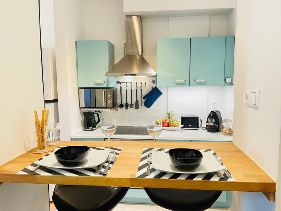 Kitchen or kitchenette, Dining area, minibar, pet friendly, stove