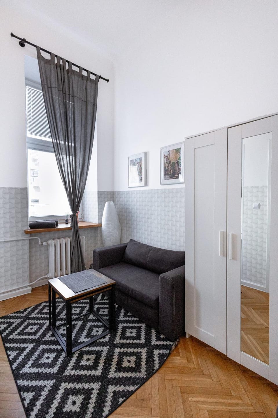 Photo of the whole room, Bedroom