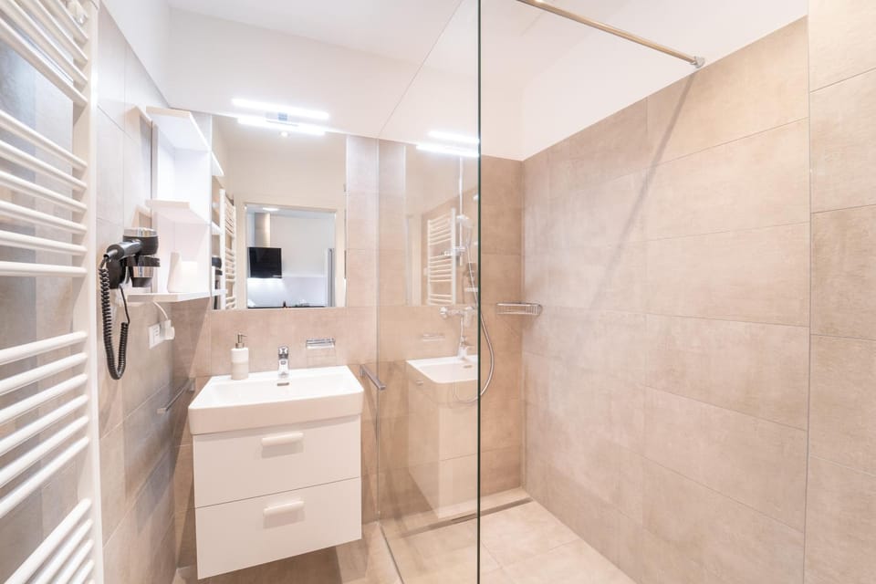 Shower, Bathroom, towels