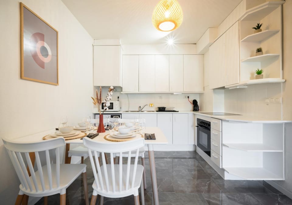 Kitchen or kitchenette, Dining area, minibar, pet friendly, stove