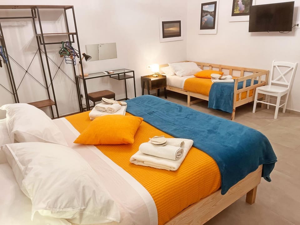 Bed, TV and multimedia, Photo of the whole room, Bedroom, towels