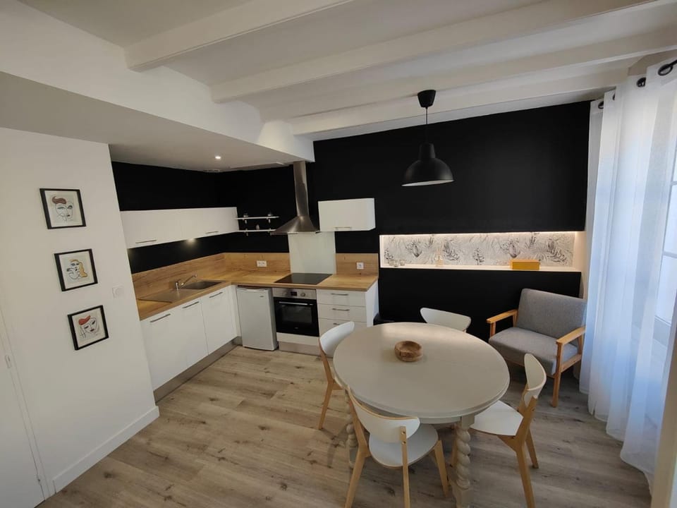 Kitchen or kitchenette, Dining area