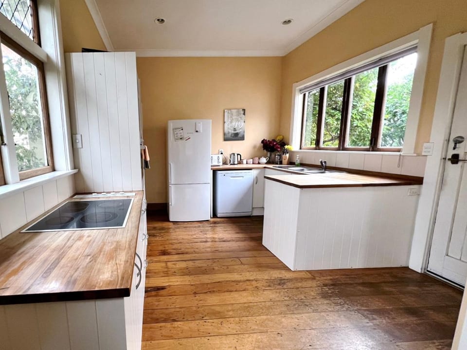 Kitchen or kitchenette, dishwasher, oven, pet friendly, stove