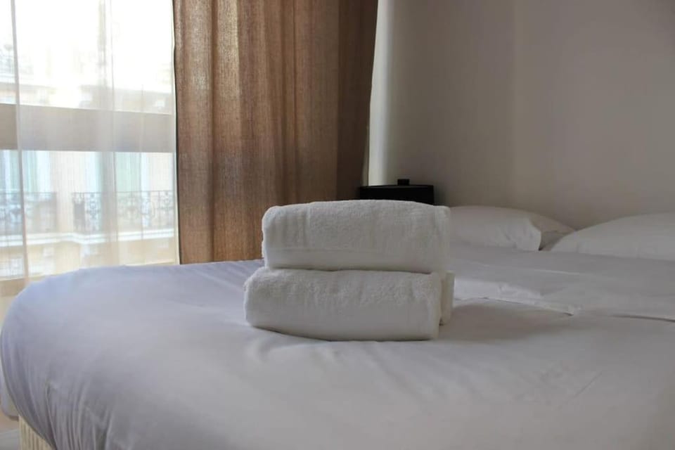 Bed, towels
