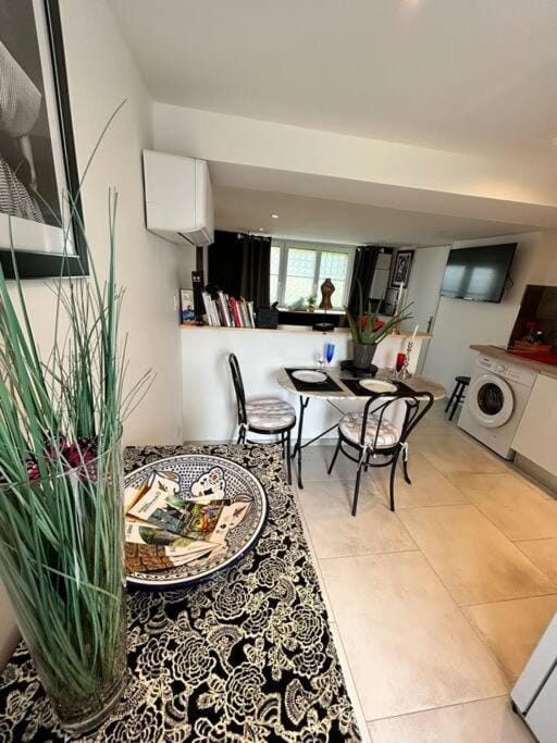Seating area, Dining area