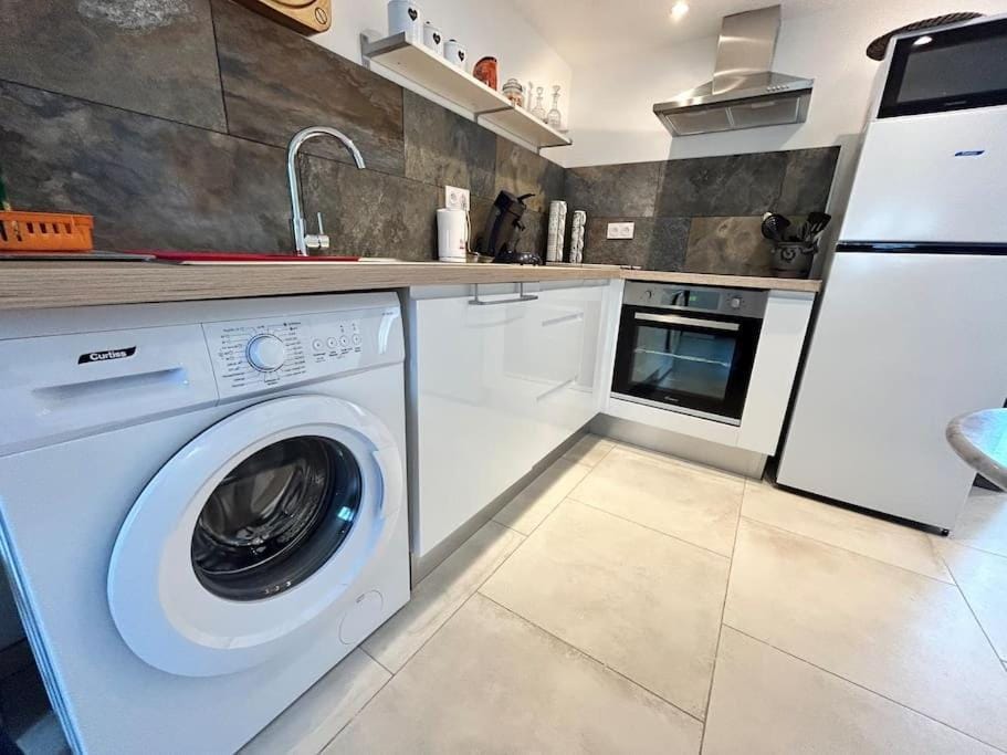 Kitchen or kitchenette, minibar, stove, washing machine