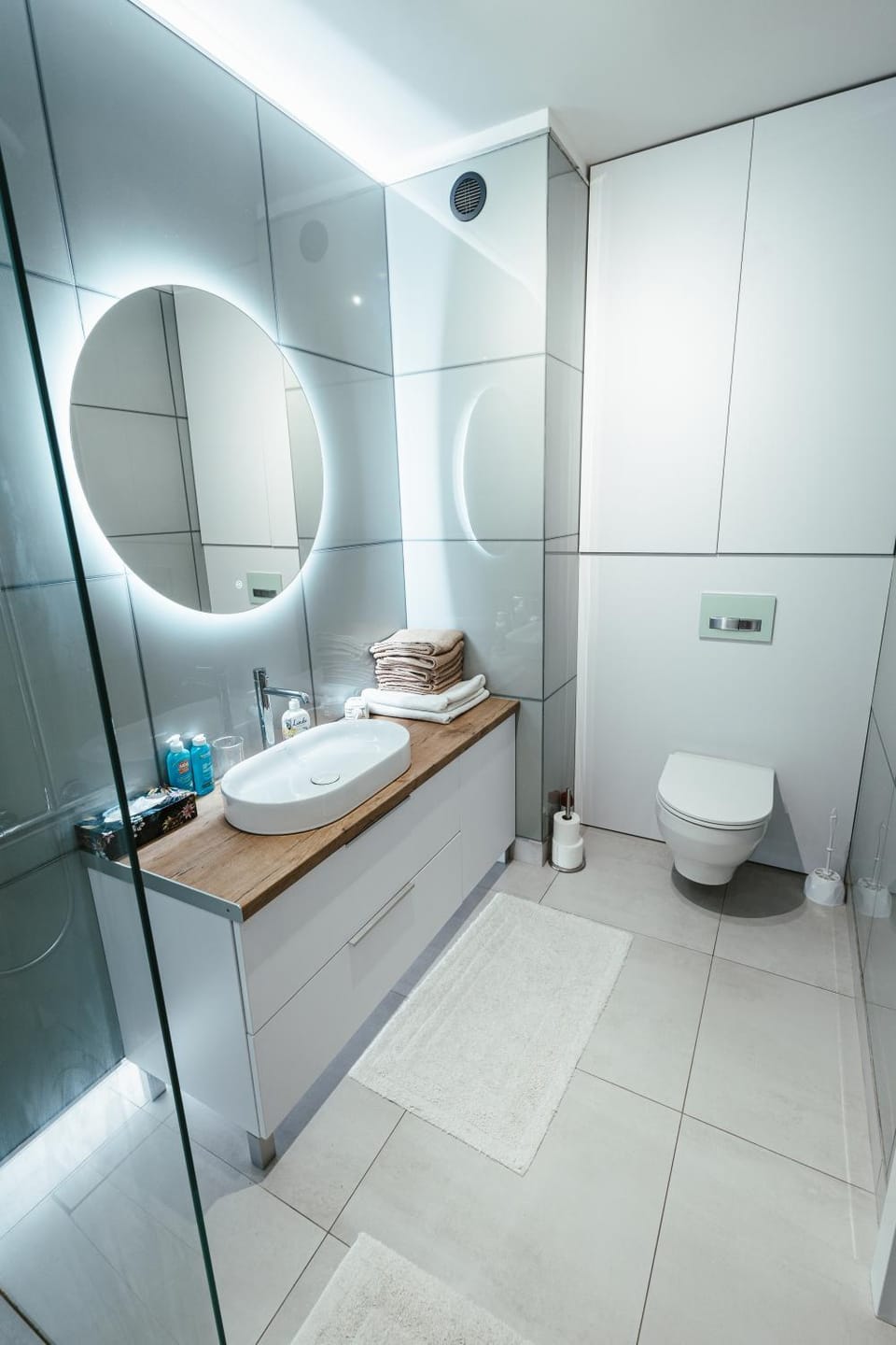 Toilet, Bathroom, towels