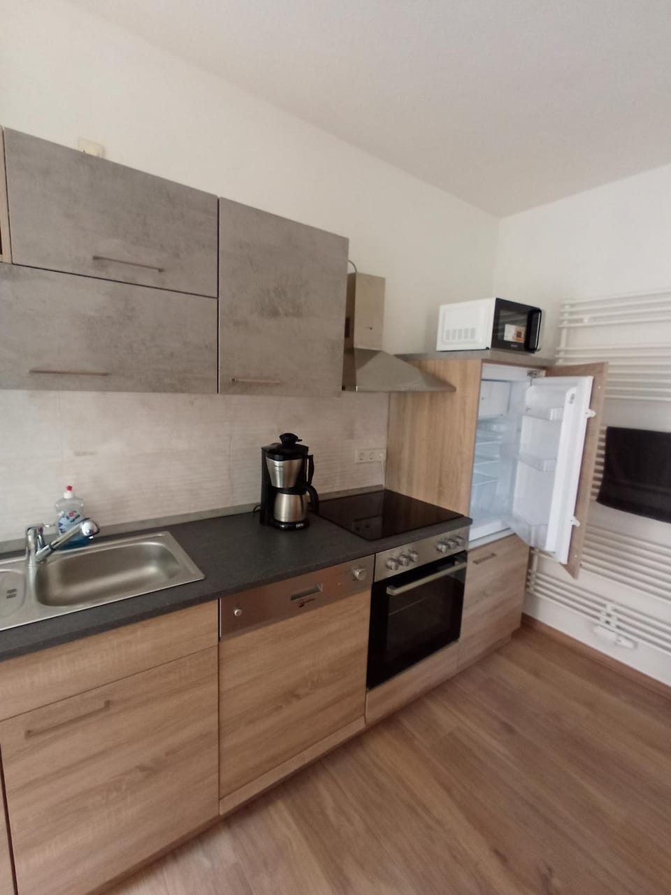 Kitchen or kitchenette, minibar, stove