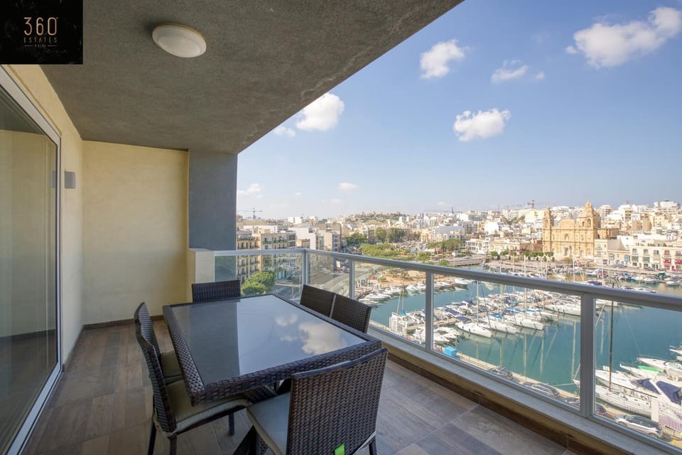 Day, View (from property/room), Balcony/Terrace, Seating area, Dining area, City view, Sea view