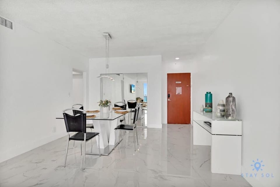 Special Offer - Balcony - Beachfront Condo - Gym Apartment in Hollywood Beach