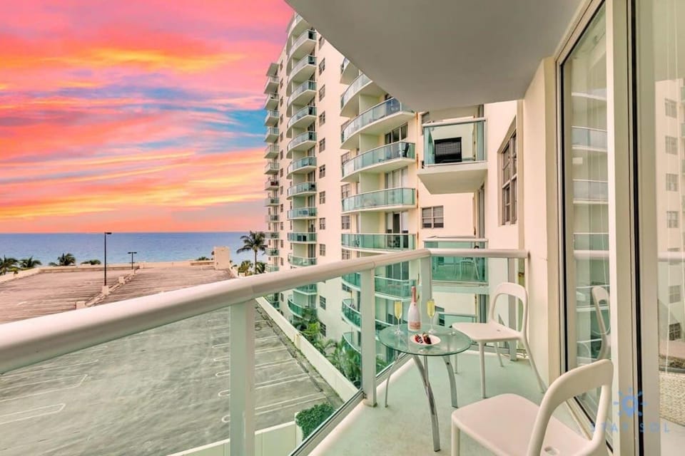Special Offer - Balcony - Beachfront Condo - Gym Apartment in Hollywood Beach