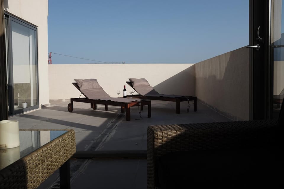 Modern 2 BR Penthouse with Huge Terrace and Sea Views - 2 mins from sea - Qawra Apartment in Saint Paul's Bay