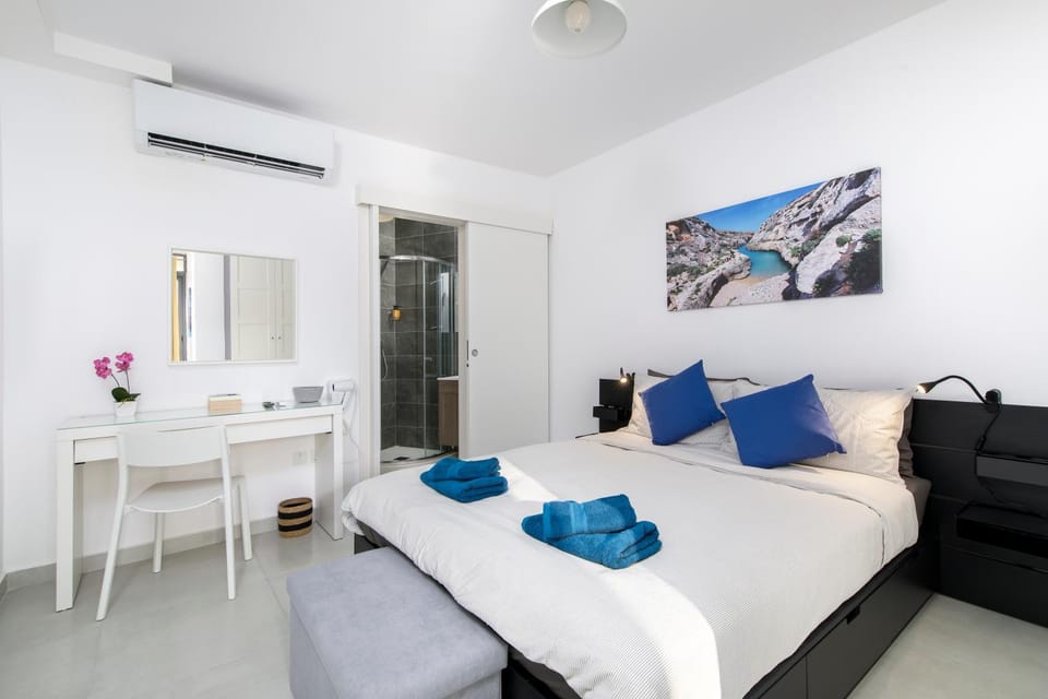 Modern 2 BR Penthouse with Huge Terrace and Sea Views - 2 mins from sea - Qawra Apartment in Saint Paul's Bay