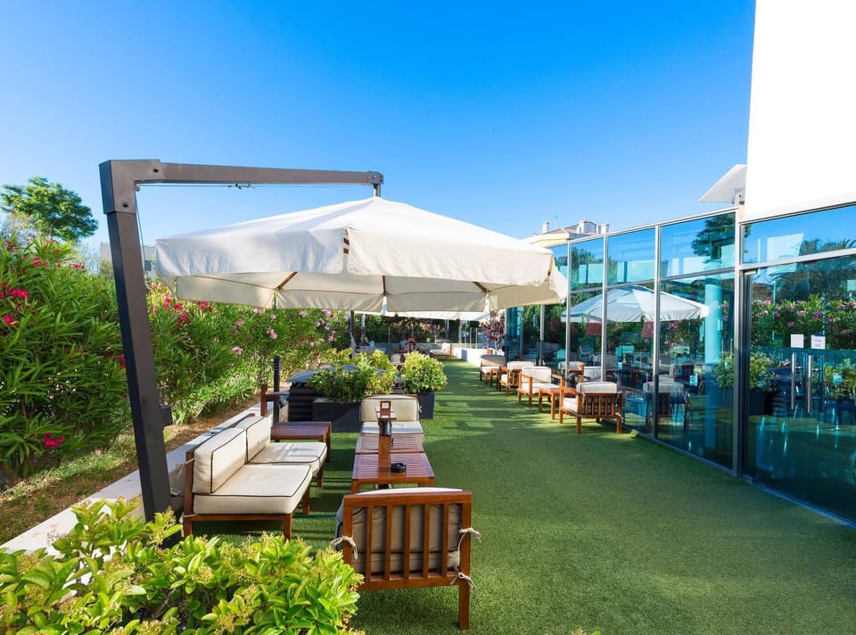 Restaurant/places to eat, Garden, Balcony/Terrace, Dining area