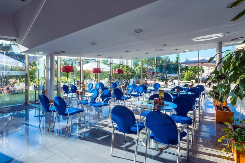 Restaurant/places to eat, Garden, View (from property/room), Lounge or bar, Food and drinks, Dining area, Drinks