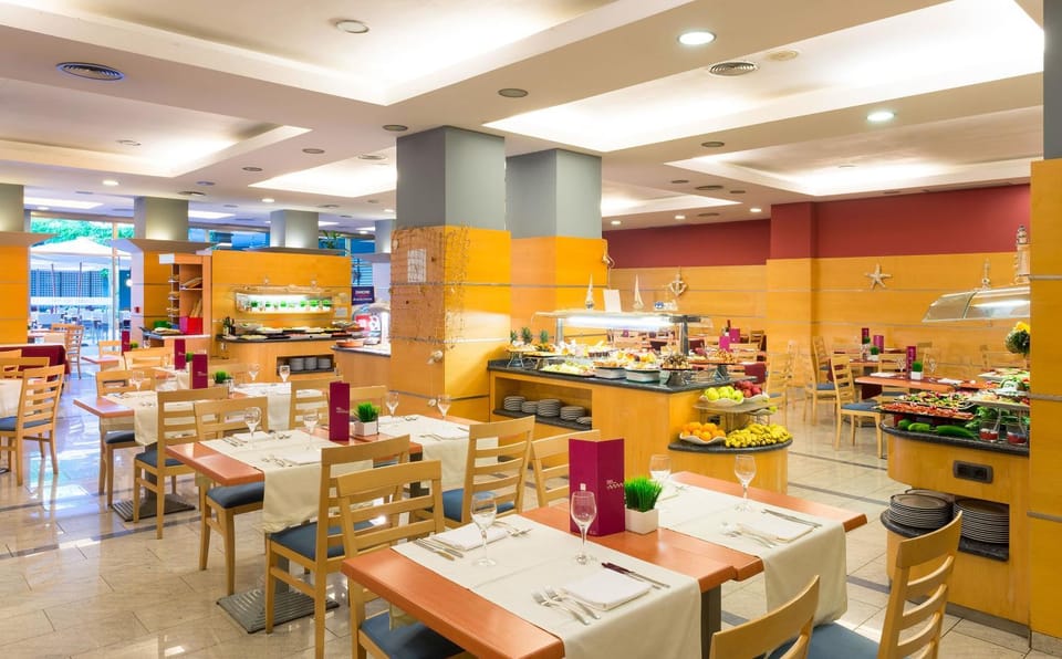 Restaurant/places to eat, Food and drinks, Dining area