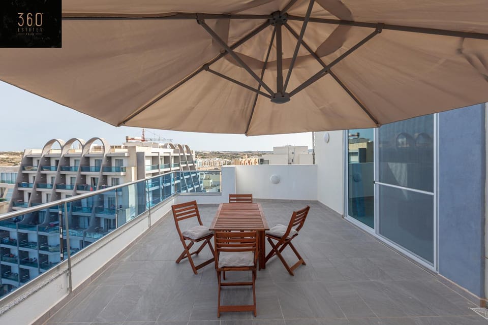 High Floor seafront Penthouse, OPP beach & WIFI AC by 360 Estates Apartment in Saint Paul's Bay